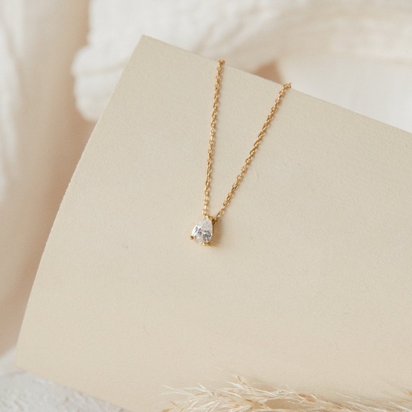 Elegant Gold Necklace with Teardrop Pendant - Picture 1 of 3